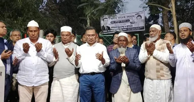 শহিদ আবু সাঈদের কবর জিয়ারতে তারেক রহমান